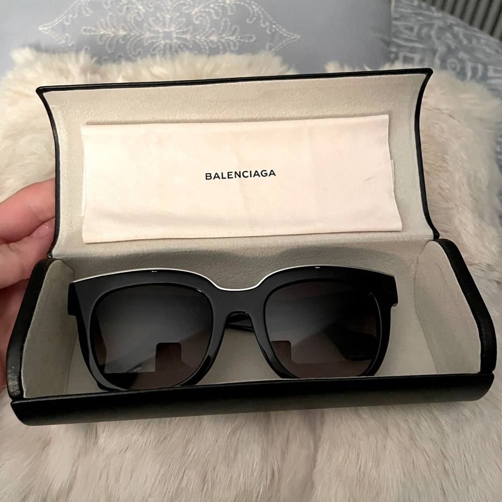 🕶️ Balenciaga Lacquered Black Square Sunglasses with cloth and case